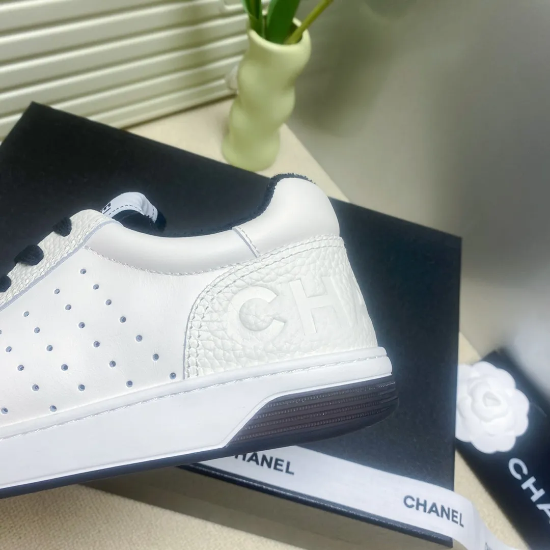 Direct selling price👟👟Ex-factory price 480👟👟 Women's shoes Women's clothing Women's clothing chanel~~Chanel's latest 2022 panda shoes skate shoes sneakers, out of stock king @counters are out of stock everywhere〰It's hard to reserve if you have money❗️ Small fresh splicing style, really super super good-looking...Xiaohongshu, Internet celebrity anchors, and blog owners have already planted grass and called ❤ Original calfskin fabric, original towel lining, logo stamping process, two-color T direct selling price 👟👟 ex-factory price U outsole, lasting process, foot pad latex all custom molded... 🎁Supporting packaging 35-40 regular size